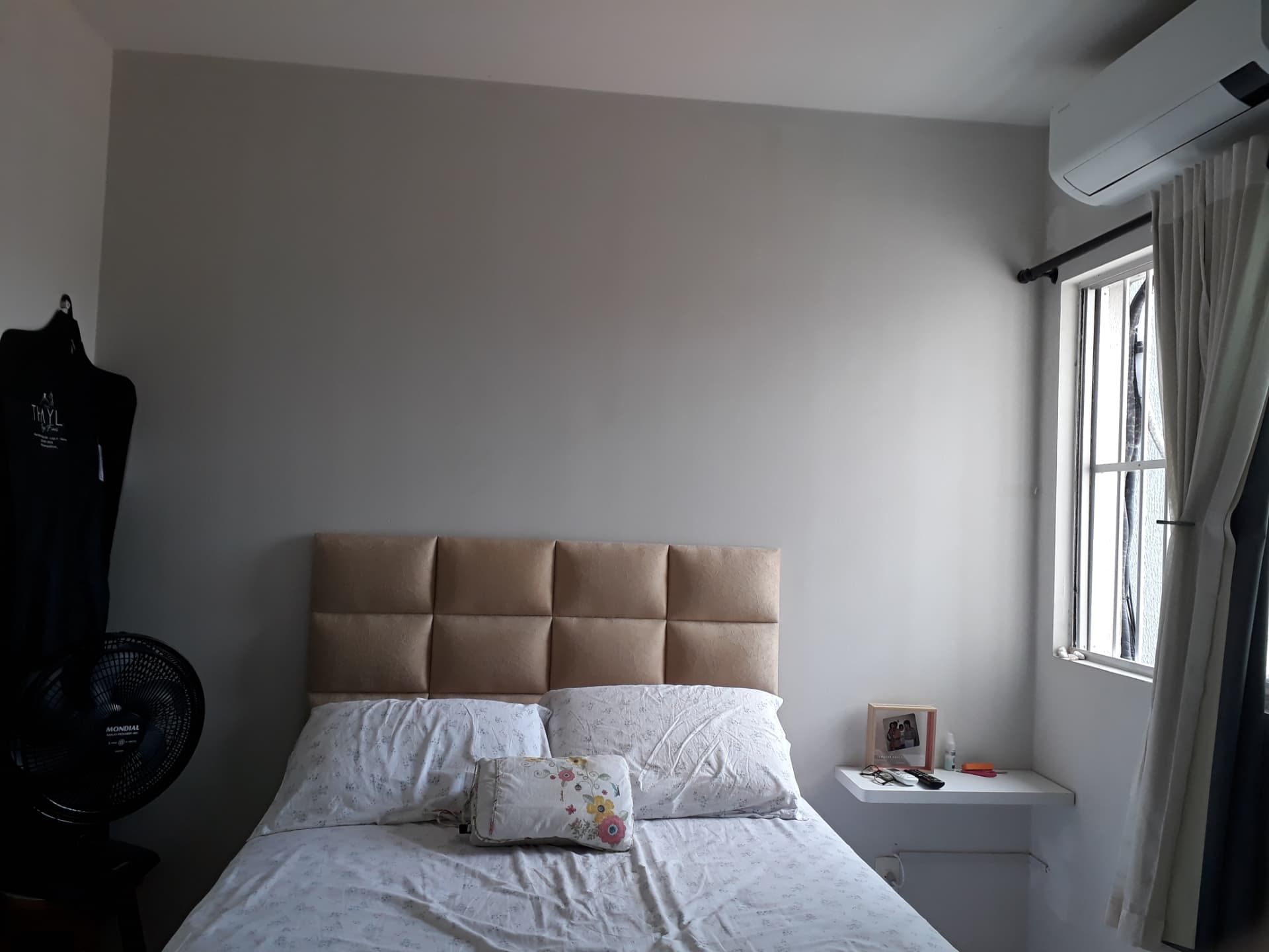 Antes: parede do quarto da Saskia com cama de casal e cabeceira antiga