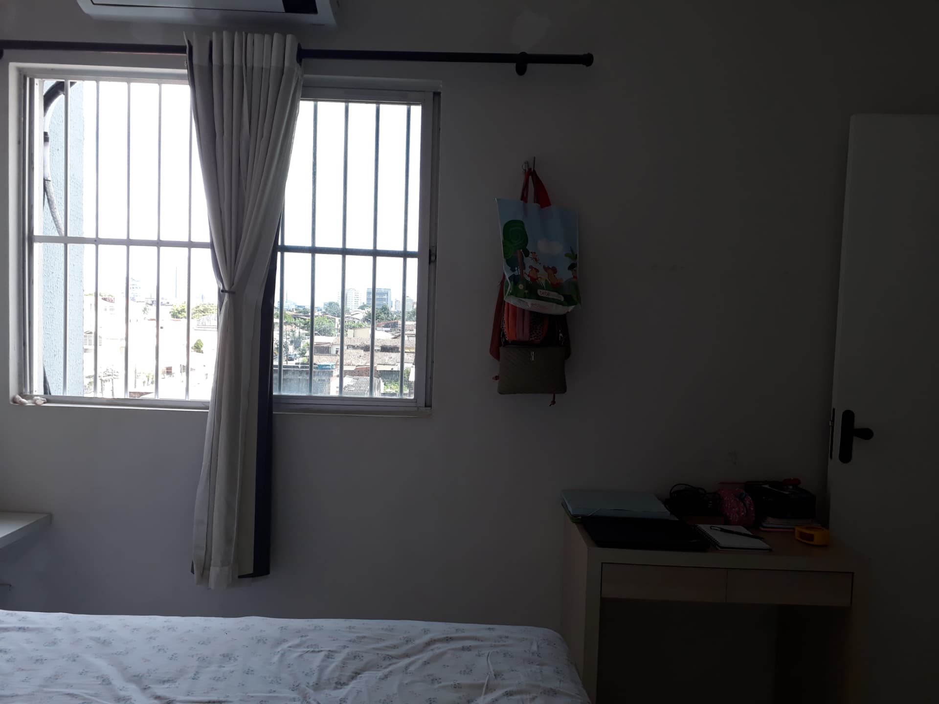 Antes: janela com cortina simples e escrivaninha no canto
