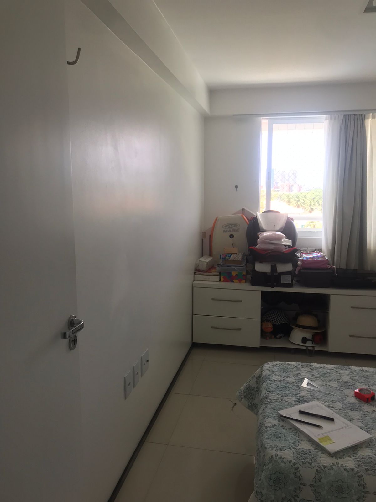 Antes: parede lisa ao lado da porta, sem armário