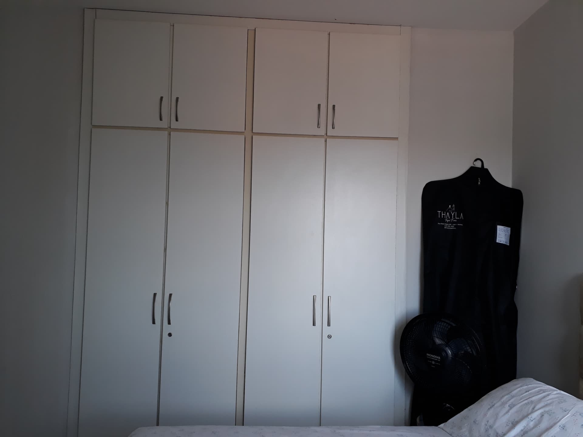 Antes: guarda-roupa branco antigo encostado na parede