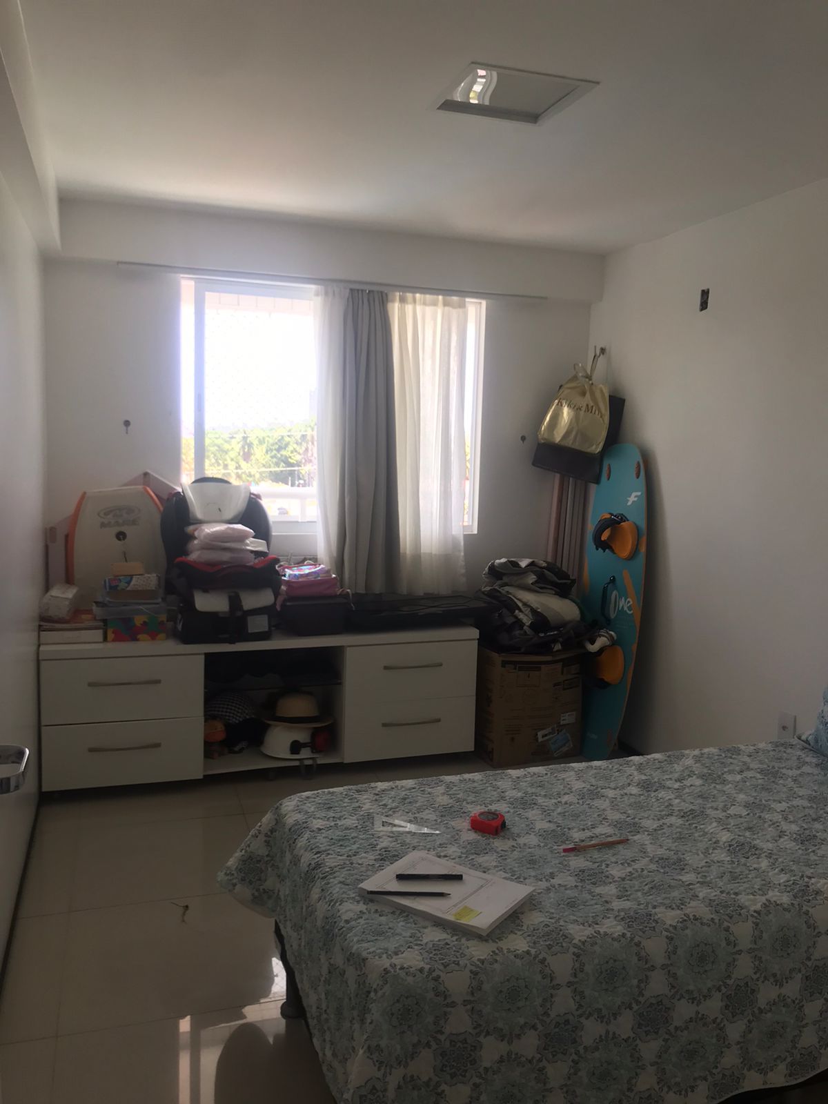 Antes: parede da cama com gaveteiro antigo e objetos acumulados